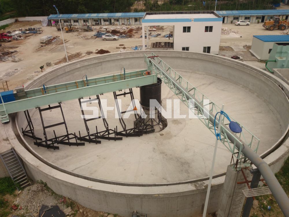 Provide thickener installation services for quartz sand beneficiation enterprise